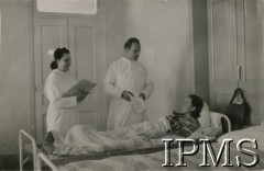 1947-1948, Bejrut, Liban.
Polski szpital, dyrektor szpitala dr Czyniewski i pielęgniarka wizytują chorych.
Fot. Wacław Loga, Instytut Polski i Muzeum im. gen. Sikorskiego w Londynie [album 299 - Z życia uchodźstwa polskiego w Libanie 1947 - 48, ofiarowany prezydentowi RP Augustowi Zaleskiemu przez Posła RP w Libanie dr Z. Zawadowskiego].