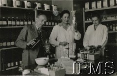 1947-1948, Bejrut, Liban.
Polska apteka.
Fot. Wacław Loga, Instytut Polski i Muzeum im. gen. Sikorskiego w Londynie [album 299 - Z życia uchodźstwa polskiego w Libanie 1947 - 48, ofiarowany prezydentowi RP Augustowi Zaleskiemu przez Posła RP w Libanie dr Z. Zawadowskiego].