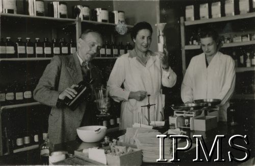 1947-1948, Bejrut, Liban.
Polska apteka.
Fot. Wacław Loga, Instytut Polski i Muzeum im. gen. Sikorskiego w Londynie [album 299 - Z życia uchodźstwa polskiego w Libanie 1947 - 48, ofiarowany prezydentowi RP Augustowi Zaleskiemu przez Posła RP w Libanie dr Z. Zawadowskiego].