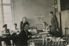 1947-1948, Bejrut, Liban.
Biuro Towarzystwa Pomocy Polakom (dawniej PCK).
Fot. Wacław Loga, Instytut Polski i Muzeum im. gen. Sikorskiego w Londynie [album 299 - Z życia uchodźstwa polskiego w Libanie 1947 - 48, ofiarowany prezydentowi RP Augustowi Zaleskiemu przez Posła RP w Libanie dr Z. Zawadowskiego].