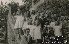 3.05.1948, Zouk, Liban.
Poseł RP w Libanie dr Zygmunt Zawadowski w otoczeniu dzieci po akademii z okazji rocznicy uchwalenia Konstytucji 3 maja.
Fot. Wacław Loga, Instytut Polski i Muzeum im. gen. Sikorskiego w Londynie [album 299 - Z życia uchodźstwa polskiego w Libanie 1947 - 48, ofiarowany prezydentowi RP Augustowi Zaleskiemu przez Posła RP w Libanie dr Z. Zawadowskiego].