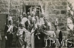 3.05.1948, Zouk, Liban.
Poseł RP w Libanie dr Zygmunt Zawadowski w otoczeniu dzieci po akademii z okazji rocznicy uchwalenia Konstytucji 3 maja.
Fot. Wacław Loga, Instytut Polski i Muzeum im. gen. Sikorskiego w Londynie [album 299 - Z życia uchodźstwa polskiego w Libanie 1947 - 48, ofiarowany prezydentowi RP Augustowi Zaleskiemu przez Posła RP w Libanie dr Z. Zawadowskiego].