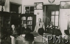 1948, Bejrut, Liban.
Zakończenie dwuletniego studium polonistycznego w Instytucie Polskim, w środku poseł RP w Libanie dr Zygmunt Zawadowski.
Fot. Wacław Loga, Instytut Polski i Muzeum im. gen. Sikorskiego w Londynie [album 299 - Z życia uchodźstwa polskiego w Libanie 1947 - 48, ofiarowany prezydentowi RP Augustowi Zaleskiemu przez Posła RP w Libanie dr Z. Zawadowskiego].