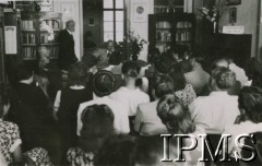 1948, Bejrut, Liban.
Zakończenie dwuletniego studium polonistycznego w Instytucie Polskim. W głębi przy stole siedzi poseł RP w Libanie dr Zygmunt Zawadowski.
Fot. Wacław Loga, Instytut Polski i Muzeum im. gen. Sikorskiego w Londynie [album 299 - Z życia uchodźstwa polskiego w Libanie 1947 - 48, ofiarowany prezydentowi RP Augustowi Zaleskiemu przez Posła RP w Libanie dr Z. Zawadowskiego].
