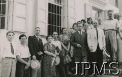 1948, Bejrut, Liban.
Zakończenie studium handlowego w Instytucie Polskim. W jasnej marynarce stoi poseł RP w Libanie dr Zygmunt Zawadowski.
Fot. Wacław Loga, Instytut Polski i Muzeum im. gen. Sikorskiego w Londynie [album 299 - Z życia uchodźstwa polskiego w Libanie 1947 - 48, ofiarowany prezydentowi RP Augustowi Zaleskiemu przez Posła RP w Libanie dr Z. Zawadowskiego].