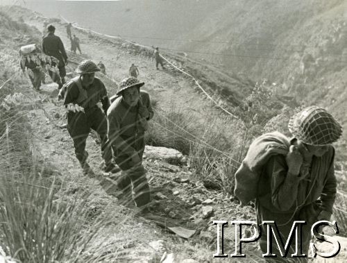 1944, rejon Cassino, Włochy.
Żołnierze 3 Dywizji Strzelców Karpackich idą górską drogą.
Fot. NN, Instytut Polski i Muzeum im. gen. Sikorskiego w Londynie [album 369 - 3 Dywizja Strzelców Karpackich].