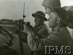 1944, rejon Cassino, Włochy.Żołnierze 2 Korpusu przy ciężkim karabinie maszynowym 