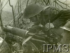 1944, rejon Cassino, Włochy.Żołnierze 5 Kresowe Dywizji Piechoty strzelający z ciężkiego karabinu maszynowego 