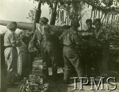 1944-1945, Włochy.
Polscy artylerzyści obsługujący działo.
Fot. NN, Instytut Polski i Muzeum im. gen. Sikorskiego w Londynie [album 369 - 3 Dywizja Strzelców Karpackich].