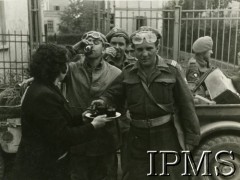 1944-1945, Włochy.
Polscy żołnierze po przyjeździe do włoskiej miejscowości.
Fot. NN, Instytut Polski i Muzeum im. gen. Sikorskiego w Londynie [album 369 - 3 Dywizja Strzelców Karpackich].