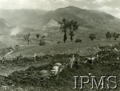 Maj 1944, Cassino, Włochy.
Tymczasowy polski cmentarz wojenny na wzgórzu 593.
Fot. NN, Instytut Polski i Muzeum im. gen. Sikorskiego w Londynie [album 369 - 3 Dywizja Strzelców Karpackich].