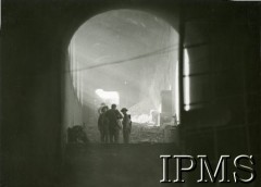 Maj 1944, Cassino, Włochy.
Żołnierze 2 Korpusu w ruinach zdobytego klasztoru benedyktynów.
Fot. NN, Instytut Polski i Muzeum im. gen. Sikorskiego w Londynie [album 369 - 3 Dywizja Strzelców Karpackich].