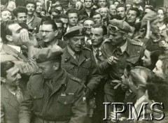 21.04.1945, Bolonia, Włochy.
Generał Klemens Rudnicki (w środku) i szef sztabu 2 Korpusu płk Kazimierz Wiśniowski (z przodu) w otoczeniu mieszkańców wyzwolonego miasta.
Fot. NN, Instytut Polski i Muzeum im. gen. Sikorskiego w Londynie [album 369 - 3 Dywizja Strzelców Karpackich].