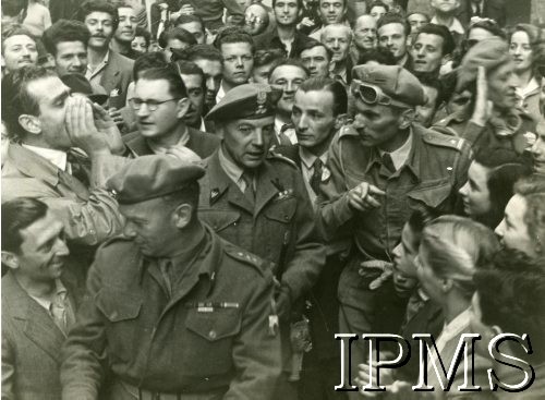 21.04.1945, Bolonia, Włochy.
Generał Klemens Rudnicki (w środku) i szef sztabu 2 Korpusu płk Kazimierz Wiśniowski (z przodu) w otoczeniu mieszkańców wyzwolonego miasta.
Fot. NN, Instytut Polski i Muzeum im. gen. Sikorskiego w Londynie [album 369 - 3 Dywizja Strzelców Karpackich].