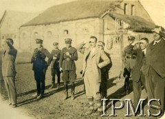 Przed 1939, Polska.
Grupa osób, m.in. oficerowie Wojska Polskiego.
Fot. NN, Instytut Polski i Muzeum im. gen. Sikorskiego w Londynie [album 370 - 5 i 7 Pułk Strzelców Konnych; Żebrowski]