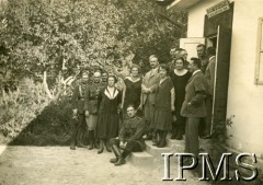 Przed 1939, Polska.
Żołnierze Wojska Polskiego i kobiety przed Kasynem Oficerskim jednego z batalionów Korpusu Ochrony Pogranicza.
Fot. NN, Instytut Polski i Muzeum im. gen. Sikorskiego w Londynie [album 61 - 5 i 7 Pułk Strzelców Konnych; Żebrowski].