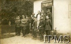 Przed 1939, Polska.
Oficerowie Wojska Polskiego i kobiety przed Kasynem Oficerskim jednego z batalionów Korpusu Ochrony Pogranicza.
Fot. NN, Instytut Polski i Muzeum im. gen. Sikorskiego w Londynie [album 61 - 5 i 7 Pułk Strzelców Konnych; Żebrowski].