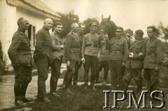 Przed 1939, Polska.
Kawalerzyści z koniem.
Fot. NN, Instytut Polski i Muzeum im. gen. Sikorskiego w Londynie [album 370 - 5 i 7 Pułk Strzelców Konnych; Żebrowski]