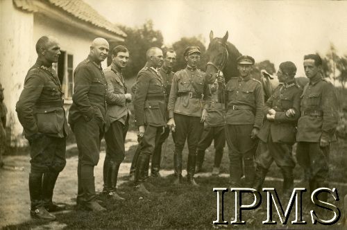 Przed 1939, Polska.
Kawalerzyści z koniem.
Fot. NN, Instytut Polski i Muzeum im. gen. Sikorskiego w Londynie [album 370 - 5 i 7 Pułk Strzelców Konnych; Żebrowski]