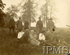 Przed 1939, Polska.
Oficerowie Wojska Polskiego w towarzystwie kobiet.
Fot. NN, Instytut Polski i Muzeum im. gen. Sikorskiego w Londynie [album 370 - 5 i 7 Pułk Strzelców Konnych; Żebrowski]