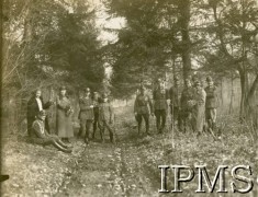Przed 1939, Polska.
Oficerowie Wojska Polskiego na leśnej drodze.
Fot. NN, Instytut Polski i Muzeum im. gen. Sikorskiego w Londynie [album 370 - 5 i 7 Pułk Strzelców Konnych; Żebrowski]