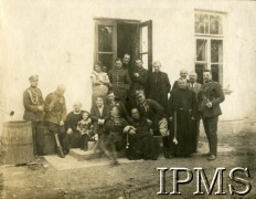 Przed 1939, Polska.
Grupa osób przed budynkiem, m.in. oficerowie Wojska Polskiego i zakonnicy.
Fot. NN, Instytut Polski i Muzeum im. gen. Sikorskiego w Londynie [album 370 - 5 i 7 Pułk Strzelców Konnych; Żebrowski]