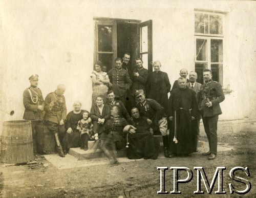 Przed 1939, Polska.
Grupa osób przed budynkiem, m.in. oficerowie Wojska Polskiego i zakonnicy.
Fot. NN, Instytut Polski i Muzeum im. gen. Sikorskiego w Londynie [album 370 - 5 i 7 Pułk Strzelców Konnych; Żebrowski]