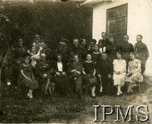 Przed 1939, Polska.
Oficerowie Wojska Polskiego w towarzystwie księdza, zakonnika i kobiet.
Fot. NN, Instytut Polski i Muzeum im. gen. Sikorskiego w Londynie [album 370 - 5 i 7 Pułk Strzelców Konnych; Żebrowski]