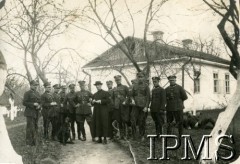Przed 1939, Polska.
Oficerowie Wojska Polskiego w towarzystwie księdza.
Fot. NN, Instytut Polski i Muzeum im. gen. Sikorskiego w Londynie [album 370 - 5 i 7 Pułk Strzelców Konnych; Żebrowski]