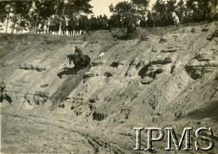 Przed 1939, Polska.
Kawaleria Wojska Polskiego. Zjazd konno z piaszczystego nasypu.
Fot. NN, Instytut Polski i Muzeum im. gen. Sikorskiego w Londynie [album 370 - 5 i 7 Pułk Strzelców Konnych; Żebrowski]