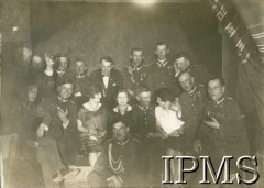 Przed 1939, Polska.
Spotkanie towarzyskie oficerów Wojska Polskiego.
Fot. NN, Instytut Polski i Muzeum im. gen. Sikorskiego w Londynie [album 370 - 5 i 7 Pułk Strzelców Konnych; Żebrowski]