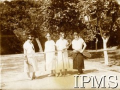 Przed 1939, Polska.
Kobiety przy siatce tenisowej.
Fot. NN, Instytut Polski i Muzeum im. gen. Sikorskiego w Londynie [album 370 - 5 i 7 Pułk Strzelców Konnych; Żebrowski]