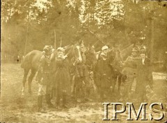 Przed 1939, Polska.
Kawalerzyści i kobiety przy koniach.
Fot. NN, Instytut Polski i Muzeum im. gen. Sikorskiego w Londynie [album 370 - 5 i 7 Pułk Strzelców Konnych; Żebrowski]