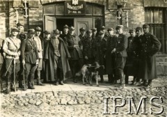 Przed 1939, Polska.
Żołnierze przed siedzibą Dowództwa 7 Pułku Ułanów Lubelskich im. gen. Kazimierza Sosnkowskiego.
Fot. NN, Instytut Polski i Muzeum im. gen. Sikorskiego w Londynie [album 370 - 5 i 7 Pułk Strzelców Konnych; Żebrowski]