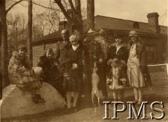 Przed 1939, Polska.
Oficerowie Wojska Polskiego w towarzystwie kobiet.
Fot. NN, Instytut Polski i Muzeum im. gen. Sikorskiego w Londynie [album 370 - 5 i 7 Pułk Strzelców Konnych; Żebrowski]