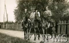 Przed 1939, Polska.
Żołnierze Wojska Polskiego i kobieta na koniach, z lewej rotmistrz z 5 Pułku Strzelców Konnych.
Fot. NN, Instytut Polski i Muzeum im. gen. Sikorskiego w Londynie [album 370 - 5 i 7 Pułk Strzelców Konnych; Żebrowski]