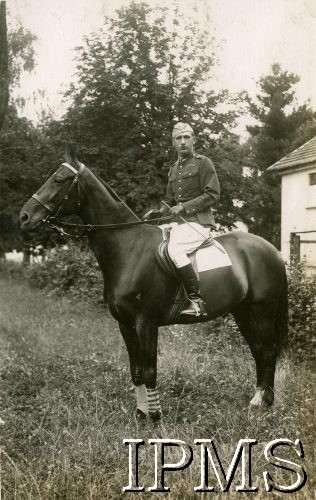 Przed 1939, Polska.
Rotmistrz z 5 Pułku Strzelców Konnych na koniu.
Fot. NN, Instytut Polski i Muzeum im. gen. Sikorskiego w Londynie [album 370 - 5 i 7 Pułk Strzelców Konnych; Żebrowski]