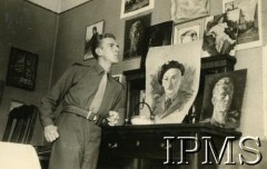 02.04.1946, Pinneberg, Niemcy.
Żołnierz na tle obrazów.
Fot. NN, Instytut Polski i Muzeum im. gen. Sikorskiego w Londynie
