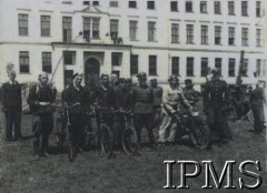 Lata 30., Lwów, Polska.
Uroczystość w Korpusie Kadetów Nr 1. Na zdjęciu m.in. kadeci z rowerami.
Fot. NN, Instytut Polski i Muzeum im. gen. Sikorskiego w Londynie [album 61 - Korpus Kadetów Nr 1 - Lwów]

