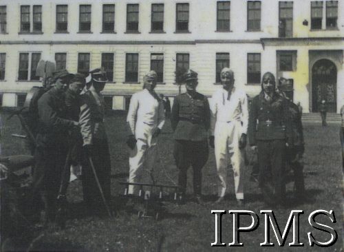 Lata 30., Lwów, Polska.
Uroczystość w Korpusie Kadetów Nr 1. Na zdjęciu m.in. lotnicy.
Fot. NN, Instytut Polski i Muzeum im. gen. Sikorskiego w Londynie [album 61 - Korpus Kadetów Nr 1 - Lwów]
