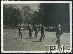 Lata 30., Lwów, Polska.
Korpus Kadetów Nr 1. Kadeci bawią się w kawalerzystów.
Fot. NN, Instytut Polski i Muzeum im. gen. Sikorskiego w Londynie [album 61 - Korpus Kadetów Nr 1 - Lwów]
