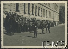 Lata 30., Lwów, Polska.
Korpus Kadetów Nr 1. Kadeci bawią się w kawalerzystów.
Fot. NN, Instytut Polski i Muzeum im. gen. Sikorskiego w Londynie [album 61 - Korpus Kadetów Nr 1 - Lwów]
