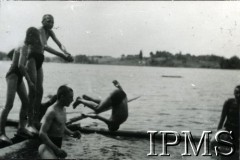 Przed 1939, Polska.
Obóz letni uczniów Korpusu Kadetów Nr 1 we Lwowie. Kadeci skaczą do wody.
Fot. NN, Instytut Polski i Muzeum im. gen. Sikorskiego w Londynie [album 61 - Korpus Kadetów Nr 1 - Lwów]