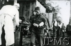Przed 1939, Polska.
Obóz letni uczniów Korpusu Kadetów Nr 1 we Lwowie. Kadeci stoją w kolejce po posiłek.
Fot. NN, Instytut Polski i Muzeum im. gen. Sikorskiego w Londynie [album 61 - Korpus Kadetów Nr 1 - Lwów]