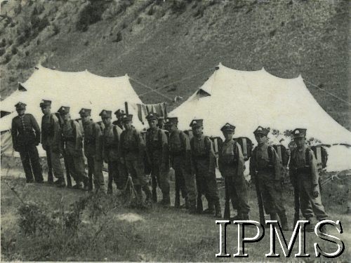 Lata 30., Polska.
Kadeci z Korpusu Kadetów Nr 1 we Lwowie podczas obozu letniego.
Fot. NN, Instytut Polski i Muzeum im. gen. Sikorskiego w Londynie [album 61 - Korpus Kadetów Nr 1 - Lwów]