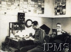 1935-1936, Lwów, Polska.
Kierownik krótkofalowej radiostacji Korpusu Kadetów Nr 1 T. Sym (z lewej). 
Fot. NN, Instytut Polski i Muzeum im. gen. Sikorskiego w Londynie [album 61 - Korpus Kadetów Nr 1 - Lwów]