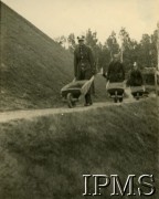 1935-1937, Kraków, Polska.
Kadeci z 1 Korpusu Kadetów Nr 1 we Lwowie podczas budowy Kopca Józefa Piłsudskiego na Sowińcu.
Fot. NN, Instytut Polski i Muzeum im. gen. Sikorskiego w Londynie [album 61 - Korpus Kadetów Nr 1 - Lwów]