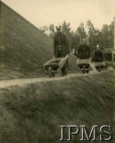 1935-1937, Kraków, Polska.
Kadeci z 1 Korpusu Kadetów Nr 1 we Lwowie podczas budowy Kopca Józefa Piłsudskiego na Sowińcu.
Fot. NN, Instytut Polski i Muzeum im. gen. Sikorskiego w Londynie [album 61 - Korpus Kadetów Nr 1 - Lwów]