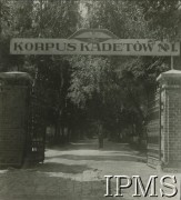 Przed 1939, Lwów, Polska.
Brama wjazdowa do Korpusu Kadetów Nr 1.
Fot. NN, Instytut Polski i Muzeum im. gen. Sikorskiego w Londynie [album 61 - Korpus Kadetów Nr 1 - Lwów]