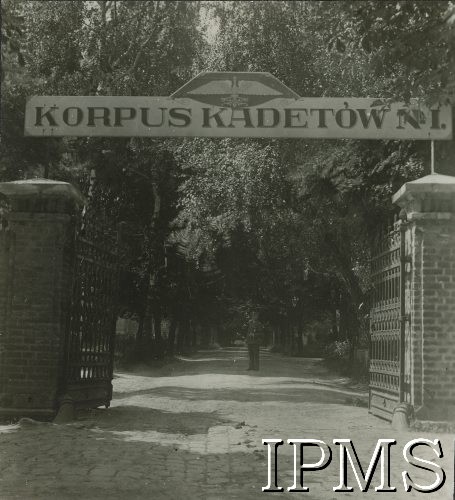 Przed 1939, Lwów, Polska.
Brama wjazdowa do Korpusu Kadetów Nr 1.
Fot. NN, Instytut Polski i Muzeum im. gen. Sikorskiego w Londynie [album 61 - Korpus Kadetów Nr 1 - Lwów]